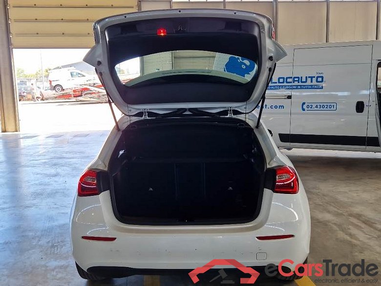 Mercedes 9 MERCEDES-BENZ CLASSE A / 2018 / 5P / BERLINA A 180 D AUTOMATIC BUSINESS #5