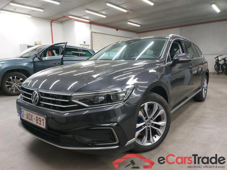 VOLKSWAGEN - VW  PASSAT VARIANT TSI 218PK GTE DSG6 Business Pack Design & Comfort With Nappa Seats & Matrix LED & Easy Open & Travel Assist & Area View  * HYBRID *