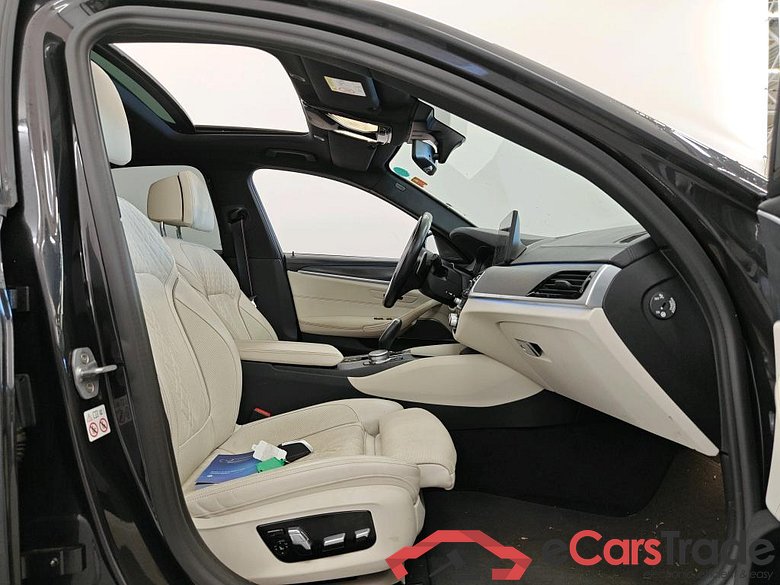 BMW 5 Serie Sedan 530e  M Sportpakket 4d  M 50 Jahre uitvoering, Pano #3