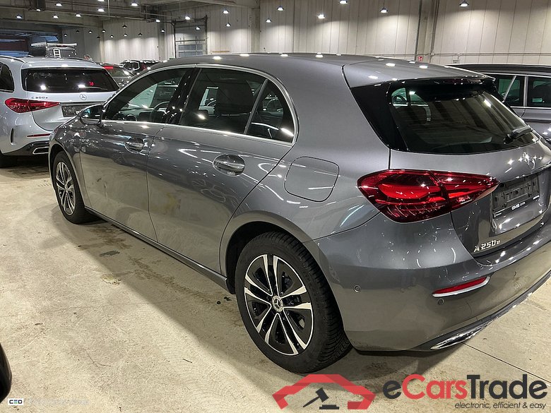 MERCEDES-BENZ A-CLASS 1.3 A 250 E LUXURY LINE DCT #3