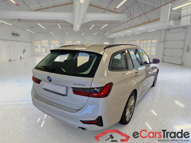 BMW Serie 3 / 2018 / 5P / Station wagon 330e Business Advantage Touring auto #2