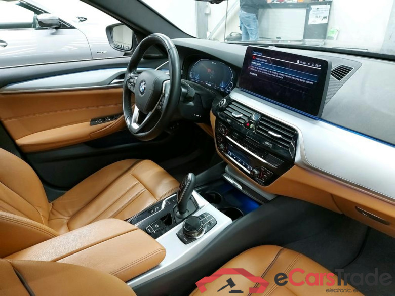 BMW - BMW 5 TOURING 530e 292PK Pack Business With Dakota Heated Seats & Comfort Pack & Safety & Harman Kardon & Head Up & Electric Sunroof * HYBRID * #3