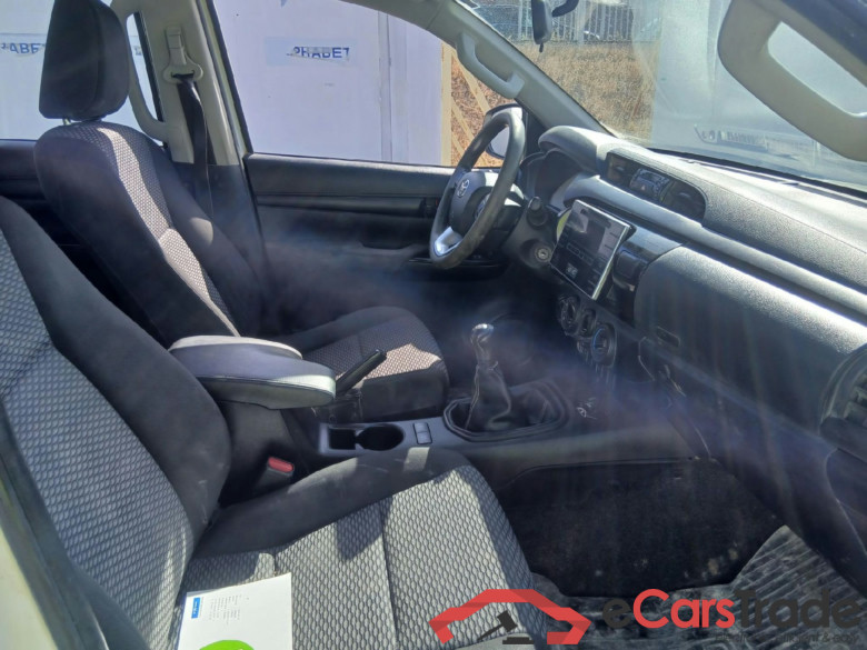 TOYOTA Hilux / 2016 / 4P / pickup 2.4 D-4D Cabina Doble GX #6