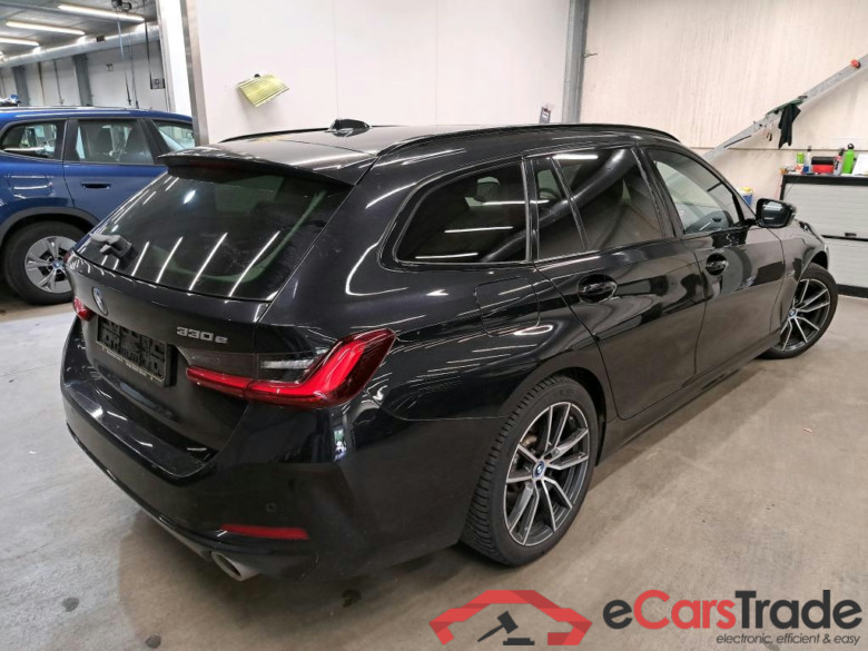 BMW - BMW 3 TOURING 330e 292PK With Climatic & Navigation & Pack Travel With Pano Roof & Cruise Control & PDC Front & Rear  * HYBRID * #2
