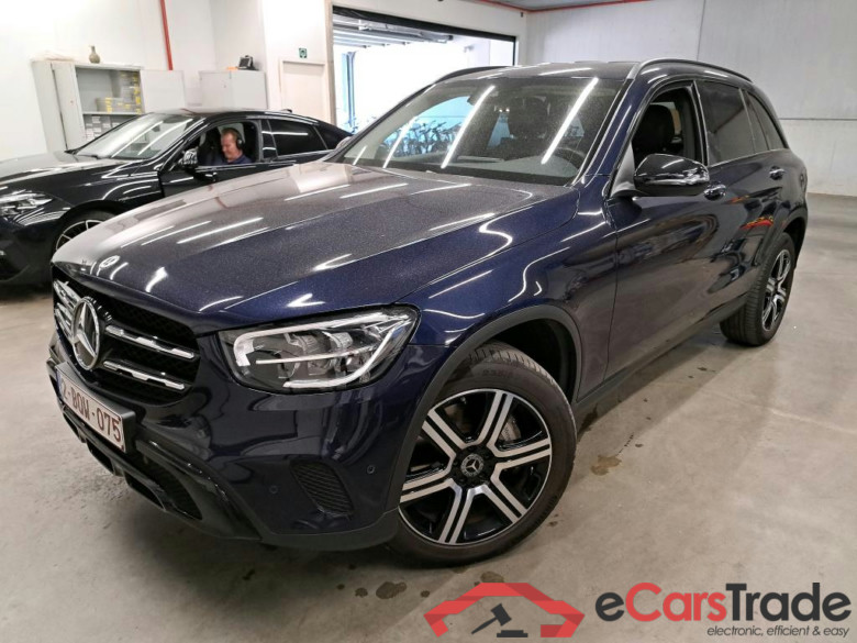 MERCEDES - MER GLC 300 de 306PK DCT 4MATIC Pack Premium With Heated Seats Front & Rear & Night & Keyless & Burmester Sound & Parking Pack & Camera & Towing Hook With ESP  * HYBRID *