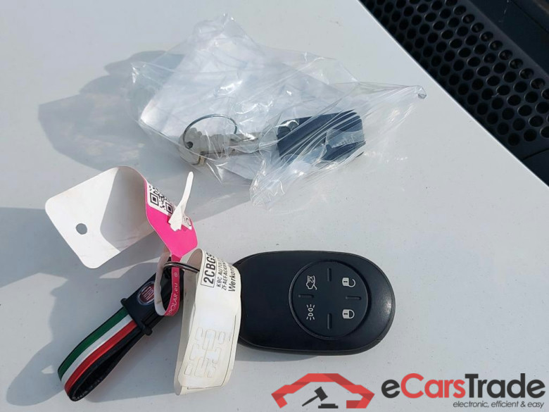 FIAT - FIA 500e 42Kwh 118PK Icon              ***           CHARGING PORT DAMAGED DUE TO ACCIDENT -  LADEANNSCHLUSS DEFECT DURCH UNFALL         ***           Pack Comfort & Winter & Keyless & Pano Roof    * ELECTRIC * #4